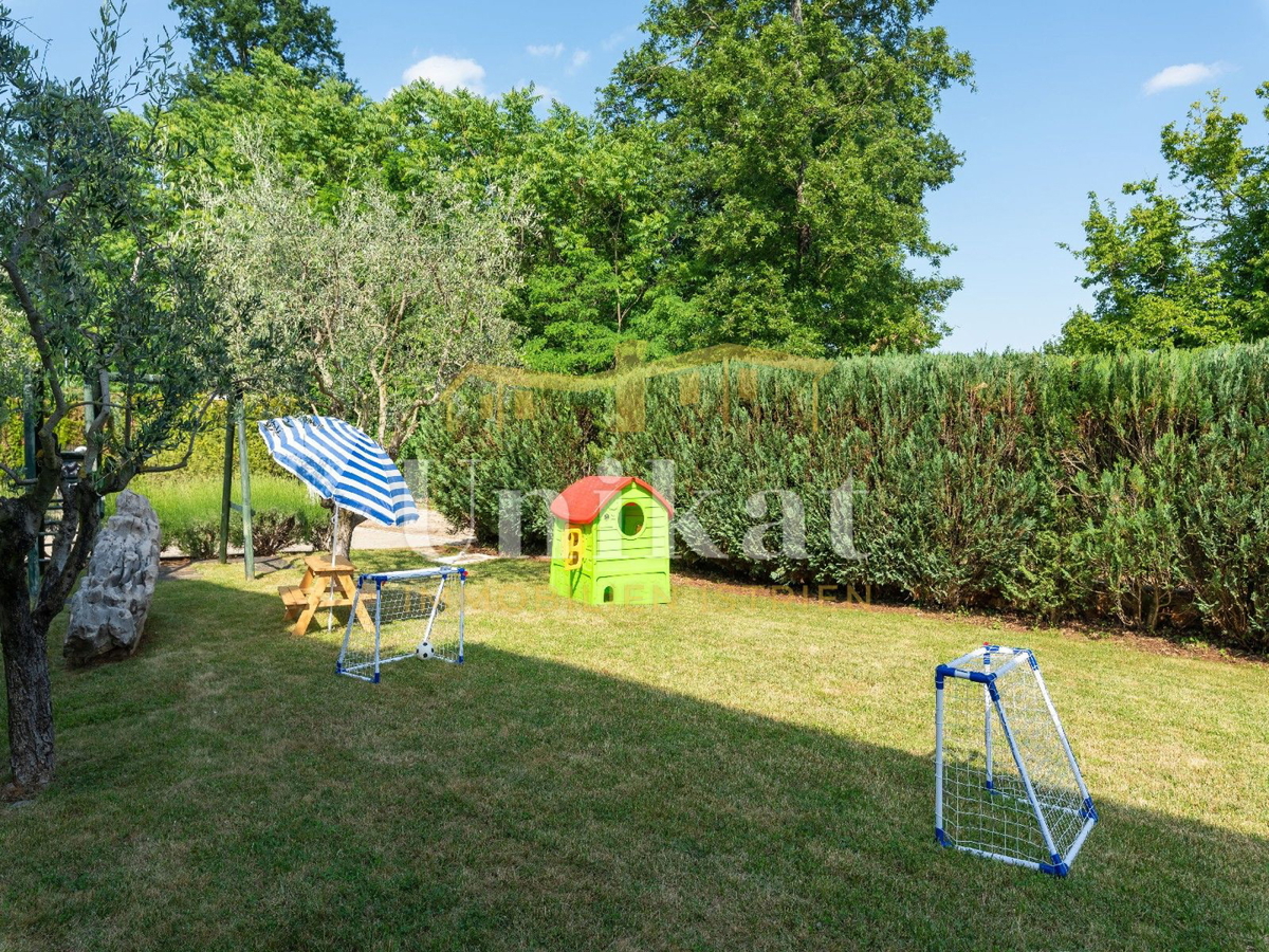 Villa moderna con piscina interna ed esterna